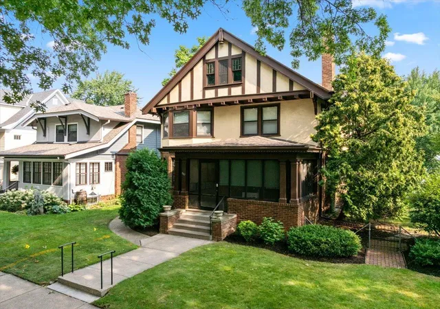 Photo 2 of Sale Pending at 887 Ashland Ave, Saint Paul, MN 55104 | MLS# 7103370 | Listing updated on 2026-08-28