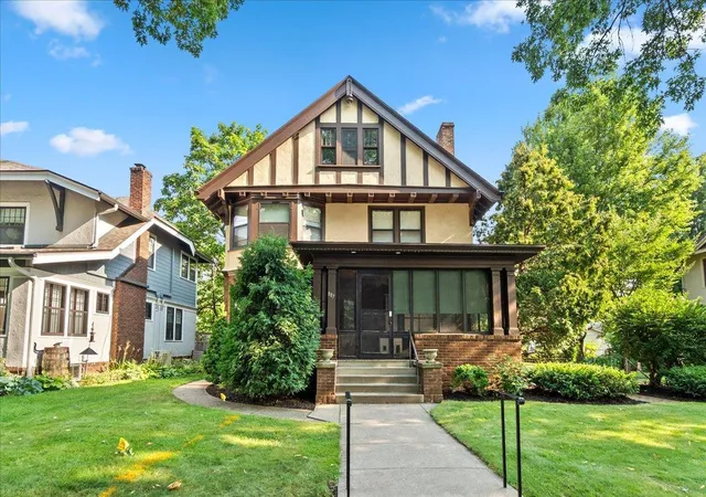 92nd image of 887 Ashland Ave, Saint Paul, MN 55104 | MLS# 7103370