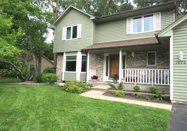 Homes for sale in Chanhassen, MN | 1020 Lake Lucy Rd, Chanhassen, MN 55317 | MLS# 7103419