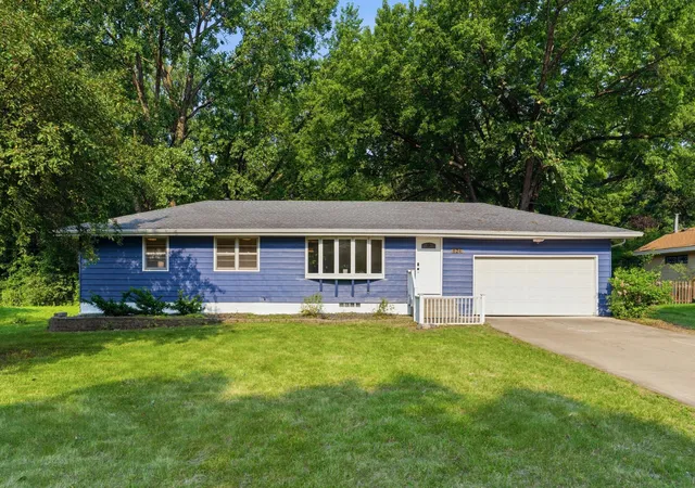 1st image of 624 20th Ave Nw, North Saint Paul, MN 55112 | MLS# 7103493