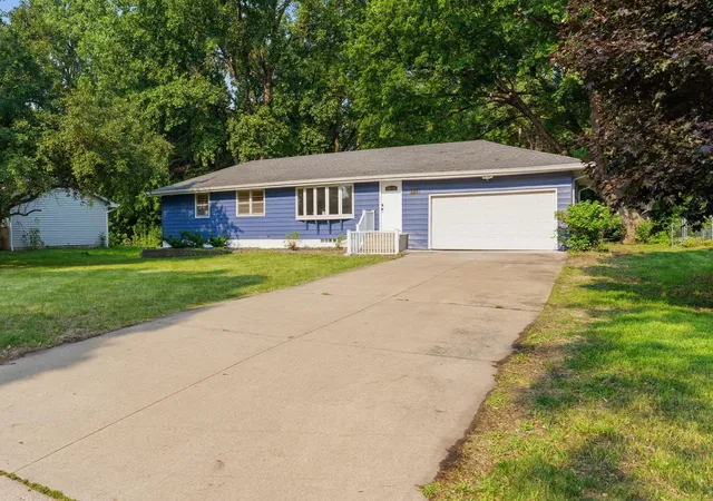 2nd image of 624 20th Ave Nw, North Saint Paul, MN 55112 | MLS# 7103493