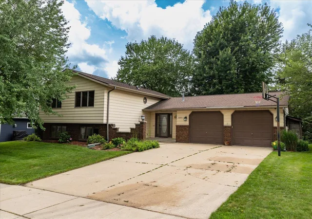 1st image of 5911 24th Ave Nw, Rochester, MN 55901 | MLS# 7103556