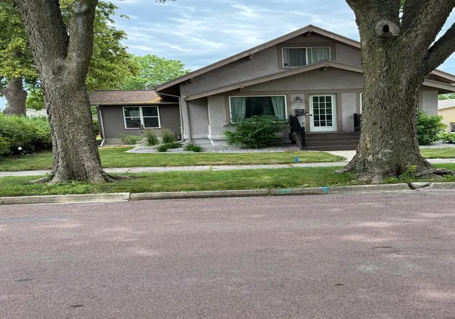 Homes for sale in Redwood Falls, MN | 417 E Wyoming St, Redwood Falls, MN 56283 | MLS# 7103870