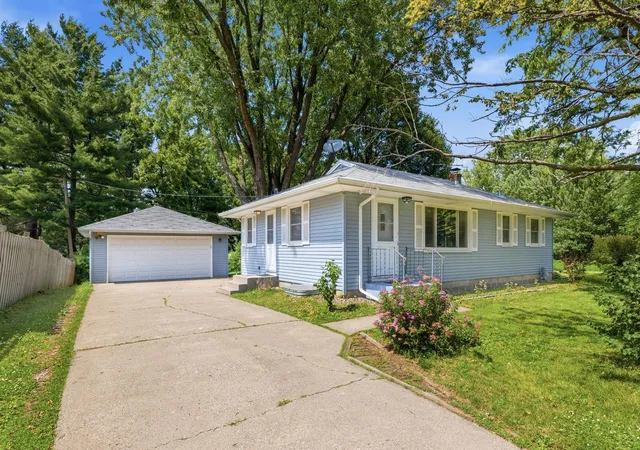 Homes for sale in Maplewood, MN | 821 Sterling St N, Maplewood, MN 55119 | MLS# 7103896