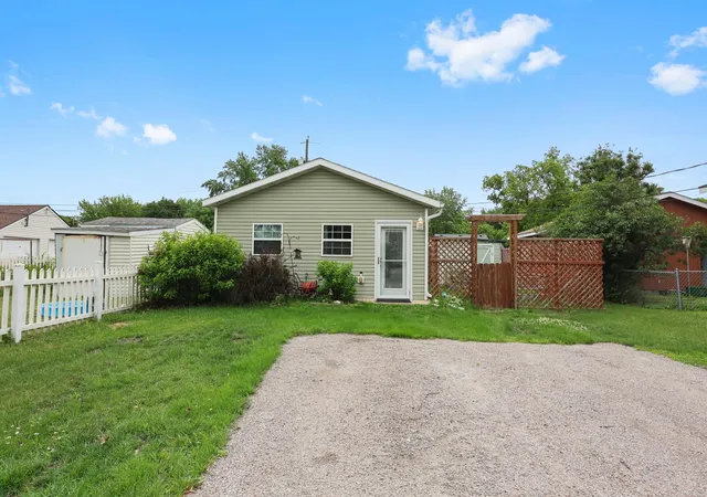 Photo 2 of Single family home for sale at 204 37th Avenue N, Saint Cloud, MN 56303 | MLS# 7103971 | Listing updated on 2026-09-22