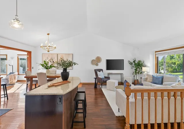 2nd image of 17462 Logans Dr, Eden Prairie, MN 55346 | MLS# 7104005