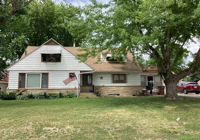 Homes for sale in Albert Lea, MN | 413 Hawthorne St E, Albert Lea, MN 56007 | MLS# 7104190