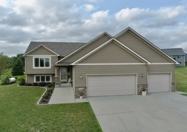 Photo 2 of Single family home for sale at 1474 Grand View Ln Se, Mazeppa, MN 55956 | MLS# 7104218 | Listing updated on 2026-08-04