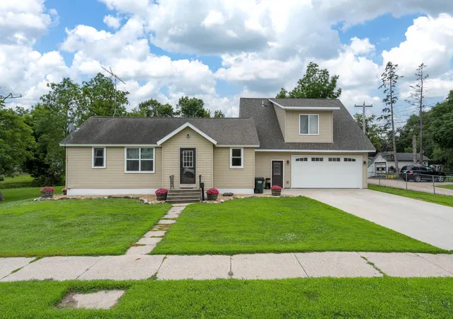 Homes for sale in Waterville, MN | 404 Paquin St E, Waterville, MN 56096 | MLS# 7104414