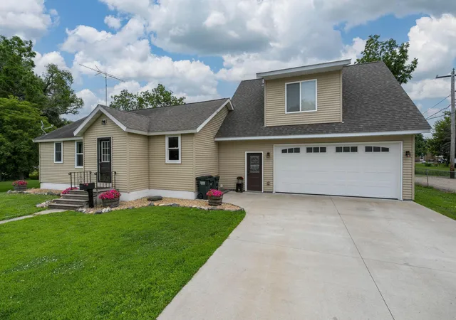 Homes for sale in Waterville, MN | 404 Paquin St E, Waterville, MN 56096 | MLS# 7104414