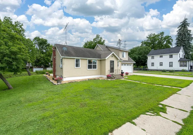 Homes for sale in Waterville, MN | 404 Paquin St E, Waterville, MN 56096 | MLS# 7104414