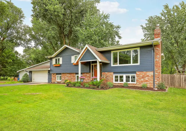 Homes for sale in Wayzata, MN | 193 Ridgeview Dr, Wayzata, MN 55391 | MLS# 7104430