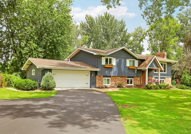 Homes for sale in Wayzata, MN | 193 Ridgeview Dr, Wayzata, MN 55391 | MLS# 7104430