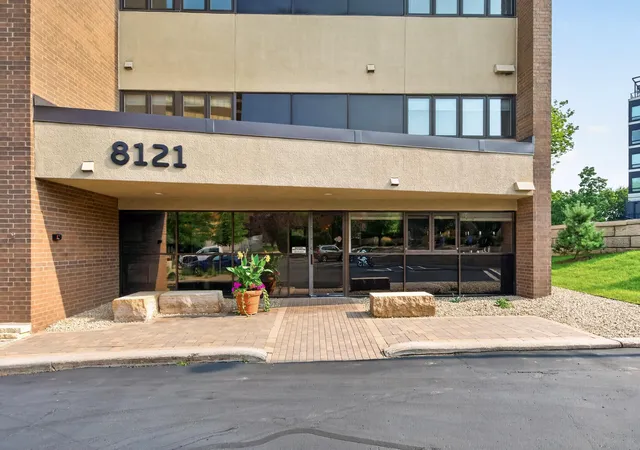 Listing Photo 2 - Condo for sale in building located at 8121 34th Ave S, Bloomington, MN 55425 - Unit #301