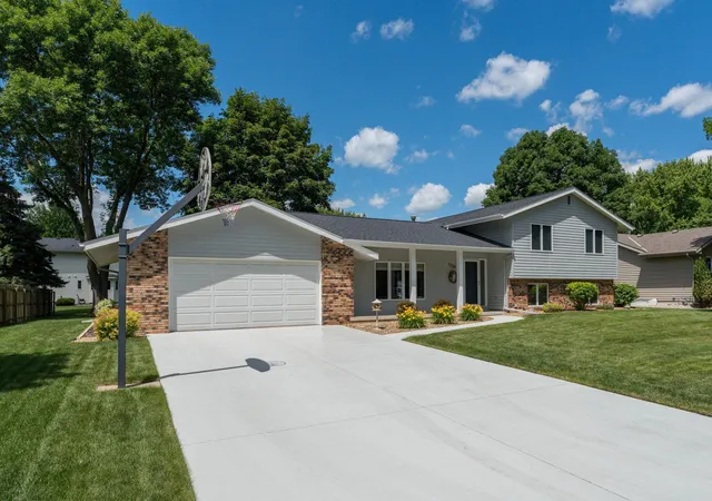 Homes for sale in Mankato, MN | 1028 Shady Oak Dr, Mankato, MN 56003 | MLS# 7104539