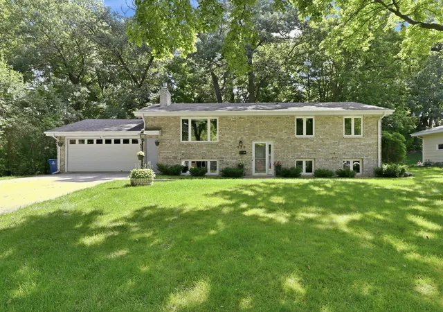 Homes for sale in Wayzata, MN | 250 Glenbrook Rd N, Wayzata, MN 55391 | MLS# 7104566
