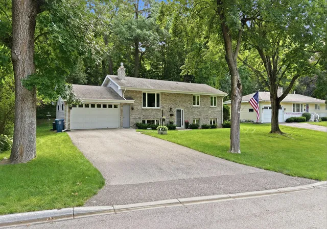 Homes for sale in Wayzata, MN | 250 Glenbrook Rd N, Wayzata, MN 55391 | MLS# 7104566