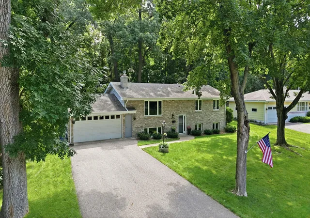 Homes for sale in Wayzata, MN | 250 Glenbrook Rd N, Wayzata, MN 55391 | MLS# 7104566