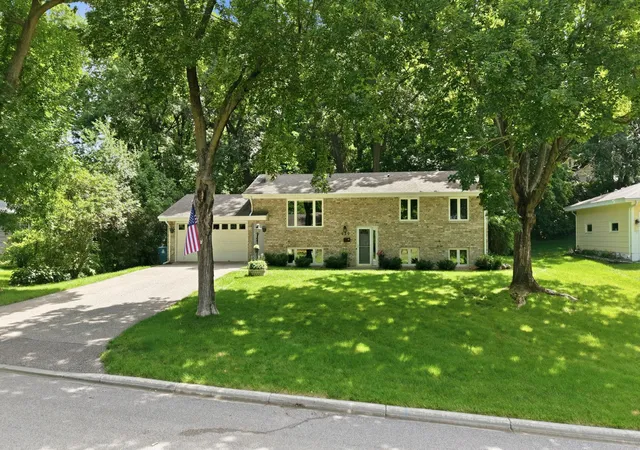 Homes for sale in Wayzata, MN | 250 Glenbrook Rd N, Wayzata, MN 55391 | MLS# 7104566