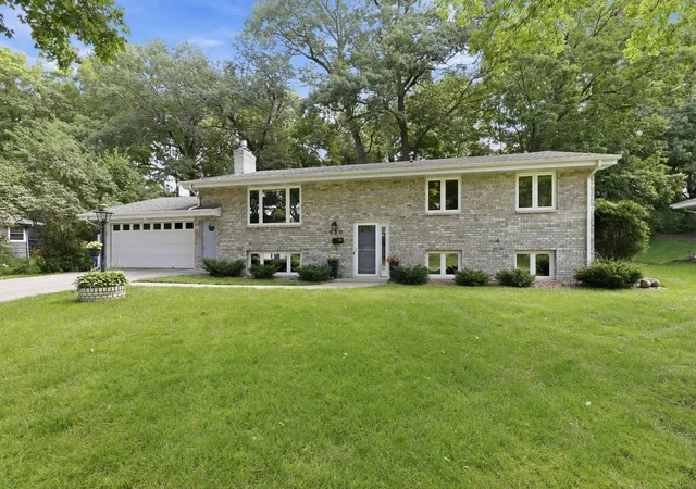 Homes for sale in Wayzata, MN | 250 Glenbrook Rd N, Wayzata, MN 55391 | MLS# 7104566