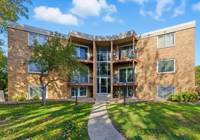 2nd image of 9147 Hwy 55 #102, Golden Valley, MN 55427 | MLS# 7104594