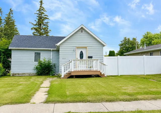 Photo 1 of Single family home for sale at 709 Center St E, Roseau, MN 56751 | MLS# 7104616 | Listing updated on 2026-09-22