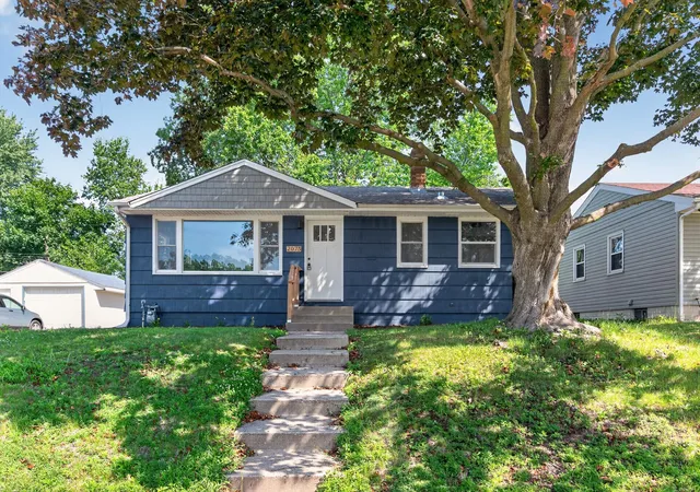 1st image of 2075 Hawthorne Ave E, Saint Paul, MN 55119 | MLS# 7104651