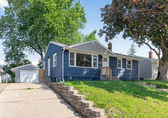 2nd image of 2075 Hawthorne Ave E, Saint Paul, MN 55119 | MLS# 7104651
