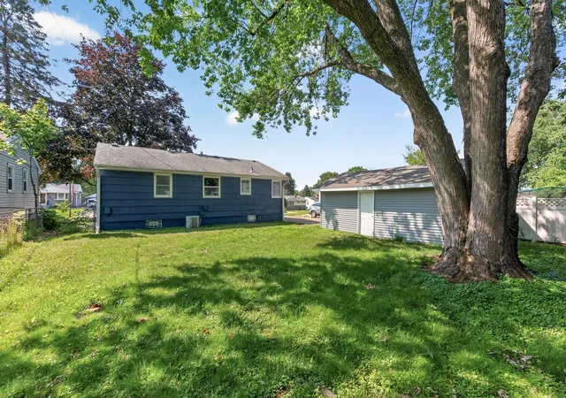 3rd image of 2075 Hawthorne Ave E, Saint Paul, MN 55119 | MLS# 7104651