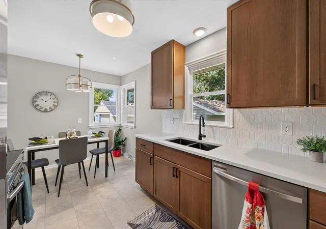 4th image of 2075 Hawthorne Ave E, Saint Paul, MN 55119 | MLS# 7104651