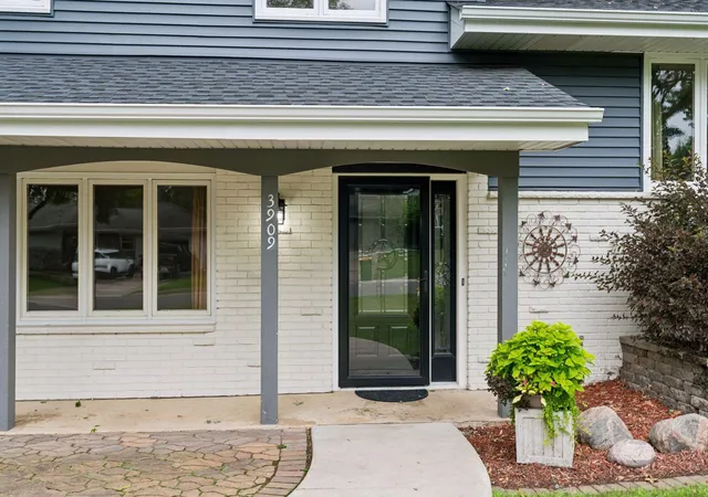 2nd image of 3909 Xylon Ave N, New Hope, MN 55427 | MLS# 7104655