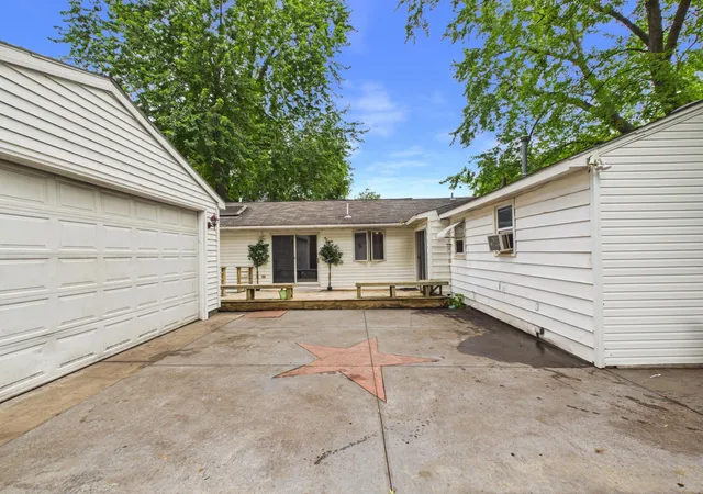Photo 3 of Single family home for sale at 2940 Sumter Ave S, Minneapolis, MN 55426 | MLS# 7104720 | Listing updated on 2026-08-27