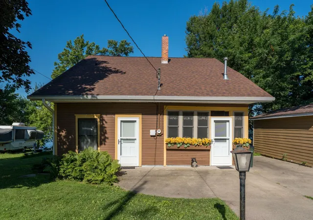 Photo 1 of Single family home for sale at 911 Reed St N, Waterville, MN 56096 | MLS# 7104740 | Listing updated on 2026-09-03