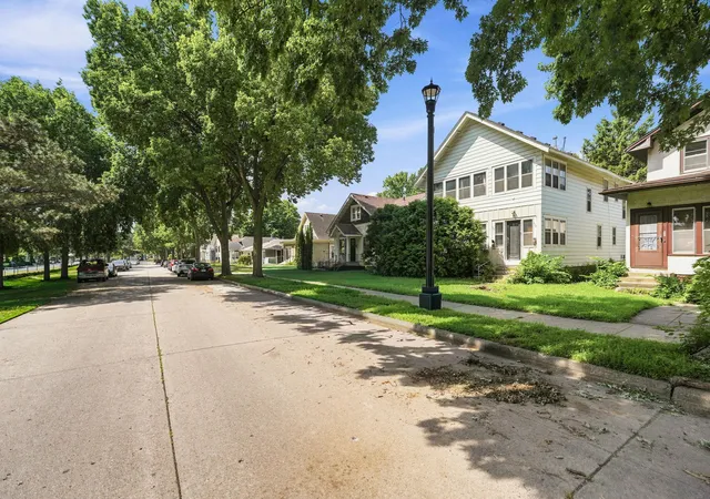 Listing Photo 3 - Condo for sale in building located at 921 27th Ave SE, Minneapolis, MN 55414