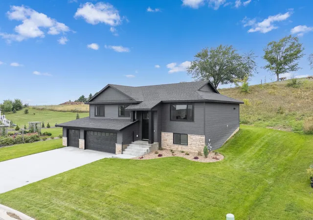 Photo 2 of Single family home for sale at 610 Mulligan Dr, Zumbrota, MN 55992 | MLS# 7104807 | Listing updated on 2026-10-06