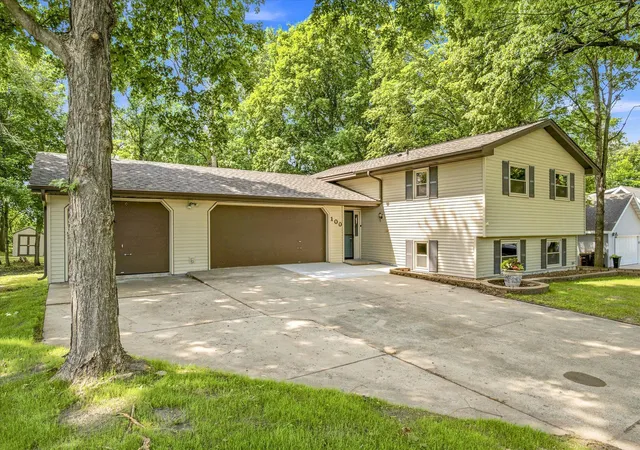 Photo 1 of Sale Pending at 100 Shadywood Ln, Delano, MN 55328 | MLS# 7104835 | Listing updated on 2026-08-25