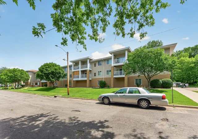 3rd image of 1600 Arundel St, St. Paul, MN 55117
