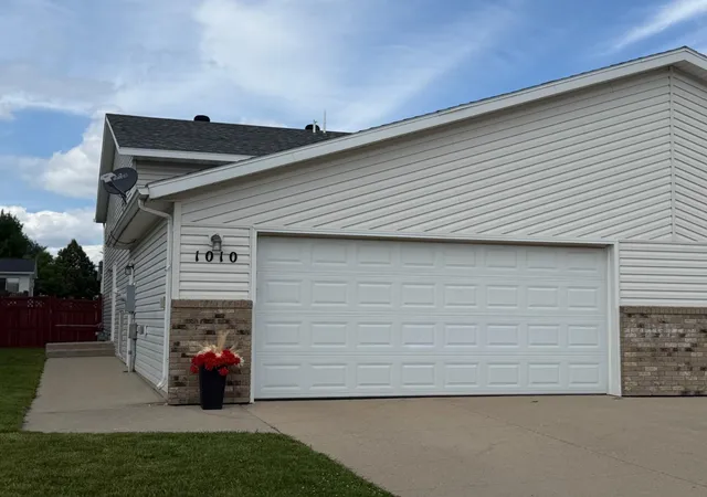 Homes for sale in West Fargo, ND | 1010 Oak Pl, West Fargo, ND 58078 | MLS# 7105018