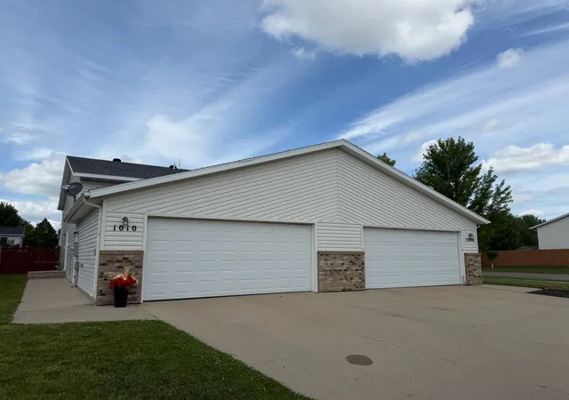 Homes for sale in West Fargo, ND | 1010 Oak Pl, West Fargo, ND 58078 | MLS# 7105018