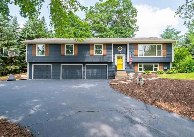 Photo 2 of Sale Pending at 1036 Sunny Ridge Dr, Carver, MN 55315 | MLS# 7105080 | Listing updated on 2026-09-07
