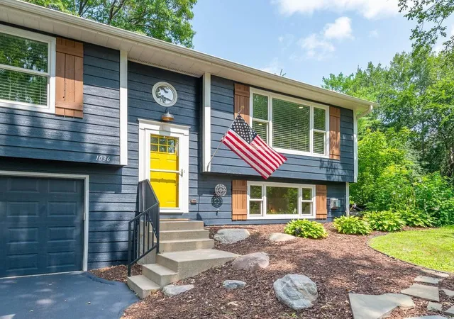 Photo 3 of Sale Pending at 1036 Sunny Ridge Dr, Carver, MN 55315 | MLS# 7105080 | Listing updated on 2026-09-07