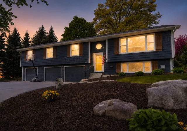 Photo 4 of Sale Pending at 1036 Sunny Ridge Dr, Carver, MN 55315 | MLS# 7105080 | Listing updated on 2026-09-07
