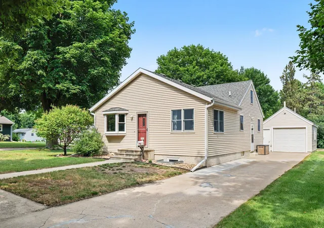 3rd image of 920 N Spring St, Luverne, MN 56156 | MLS# 7105188