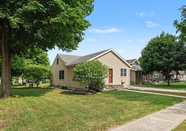 4th image of 920 N Spring St, Luverne, MN 56156 | MLS# 7105188