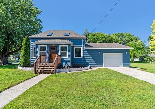 Photo 3 of Single family home for sale at 451 Birch Ave W, Hector, MN 55342 | MLS# 7105376 | Listing updated on 2026-10-21