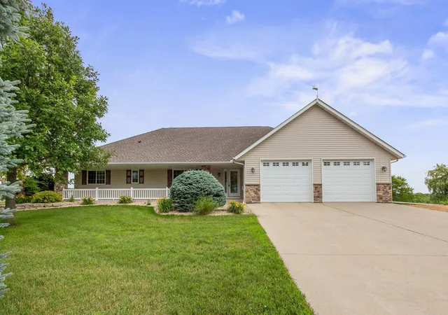 Homes for sale in Hutchinson, MN | 1175 Dale St Sw, Hutchinson, MN 55350 | MLS# 7105523