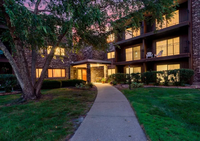 2nd image of 4120 Parklawn Ave #231, Minneapolis, MN 55435 | MLS# 7105542