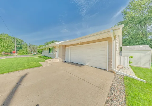 2nd image of 7840 Winsdale St N, Golden Valley, MN 55427 | MLS# 7105583