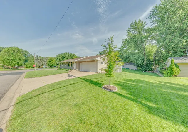 3rd image of 7840 Winsdale St N, Golden Valley, MN 55427 | MLS# 7105583