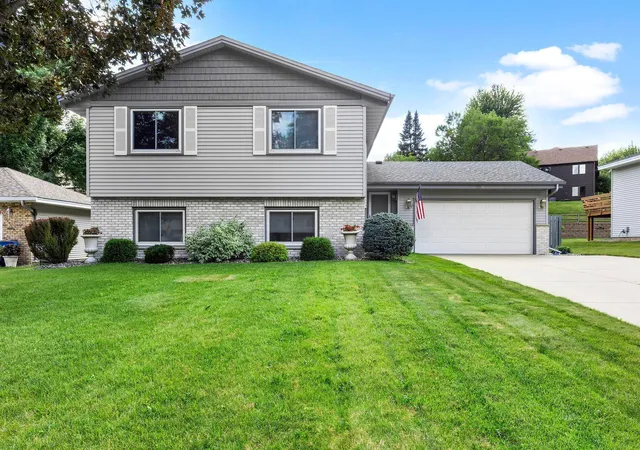 Homes for sale in Bloomington, MN | 5213 Overlook Dr, Bloomington, MN 55437 | MLS# 7105597